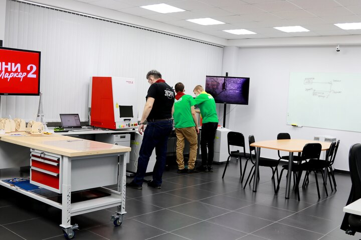 Siberian Noyabrsk college uses Treston workshop benches on wheels