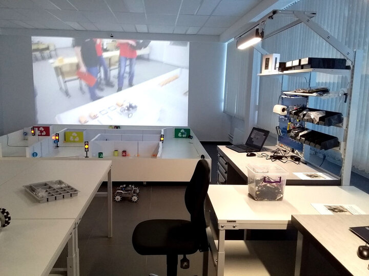 Siberian college Noyabrsk uses Treston furniture in their cobot / robot workshops
